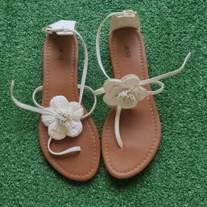 Beautiful Flower White Sandals Size 7